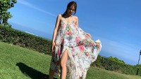 <p>Selera fashion Jennie memang menarik perhatian, Bunda. Sebagai salah satu<em> global ambassador</em> <em>brand</em> ternama, penampilan Jennie dalam berbagai <em>outfit</em> pun kerap jadi bahan perbincangan. (Foto: Instagram @jennierubyjane)<br /><br /><br /></p>