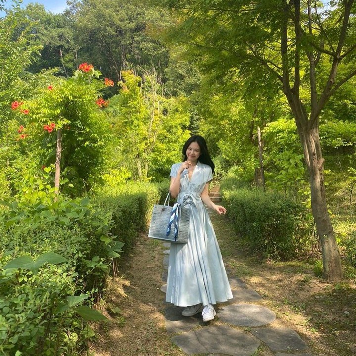 <p>Jennie merupakan salah seorang anggota grup BLACKPINK yang kerap bagikan potret OOTD di media sosial Instagramnya, Bunda. (Foto: Instagram @jennierubyjane)<br /><br /><br /></p>