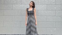 <p>Ada banyak gaya fashion Jennie dalam balutan <em>dress</em>. Mulai dari gaya kasual yang dipadukan dengan <em>sneakers </em>hingga<em> boot</em>.(Foto: Instagram @jennierubyjane)<br /><br /><br /></p>