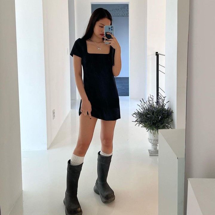 <p>Para penggemarnya juga sering meninggalkan komentar positif dan memuji penampilnnya. "<em>So gorgeous</em>," kata akun @ruw**. (Foto: Instagram @jennierubyjane)<br /><br /><br /></p>