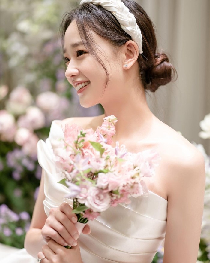 Kecantikan Son Yeon Jae di hari pernikahannya viral di kalangan publik usai atlet kelahiran 1994 itu membagikan beberapa potret kebahagiannya di akun media sosial pribadi./ Foto: instagram.com/yeonjae_son