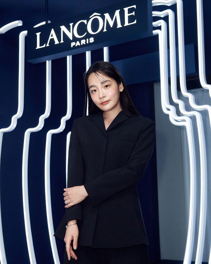 Kim Min Ha tunjukkan kesan formal sekaligus profesional dalam kehadirannya di event pop-up GENIFIQUE WAVE dari Lancome dengan menggunakan setelan jas yang didukung rambut hitamnya yang dibiarkan terurai ke belakang./ Foto: instagram.com/dispatch_style