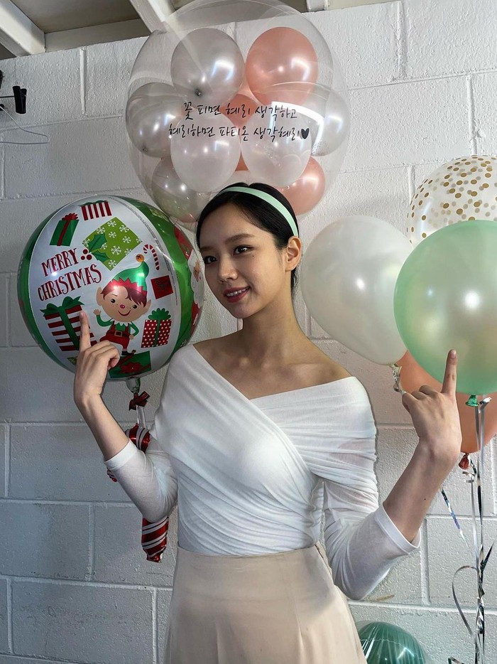 Lee Hyeri tampil manis dan chic dalam balutan off-shoulder top berwarna putih yang dipadukan dengan rok berwarna beige. Effortlessly stunning!/ Foto: instagram.com/hyeri_0609
