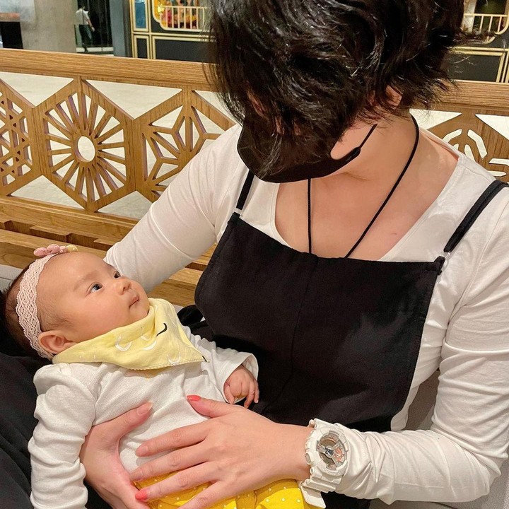 <p>Di momen kebersamaan kali ini, putri pertama Dea Ananda, Sanne El Azhar, ikut menemani, lho. Dalam potret yang dibagikan, Leony terlihat menggendong Baby Sanne. Wanita kelahiran 34 tahun silam ini mendapat panggilan Bude Cici. (Foto: Instagram @dea_ananda<br /> dan @leonyvh)<br /><br /><br /></p>