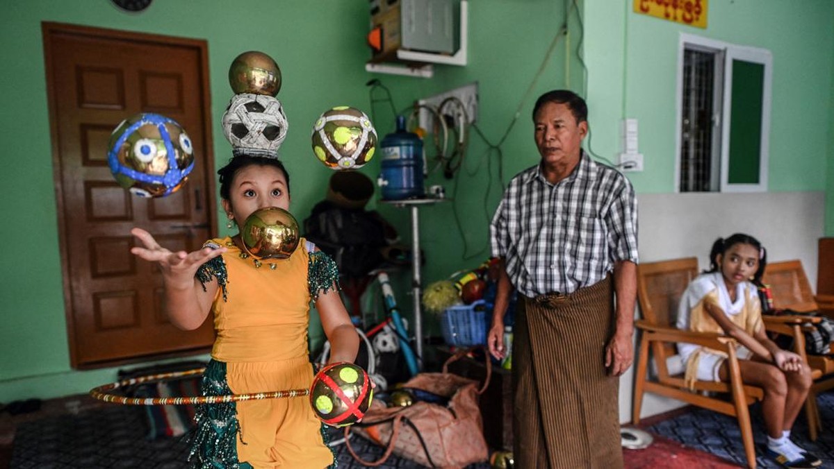 FOTO: Asa Seorang Kakek Lestarikan Seni Juggling di Myanmar