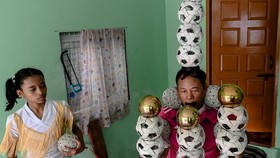 FOTO: Asa Seorang Kakek Lestarikan Seni Juggling di Myanmar