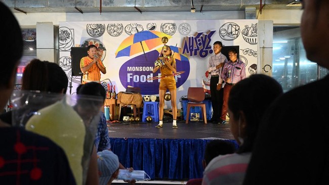 FOTO: Asa Seorang Kakek Lestarikan Seni Juggling di Myanmar