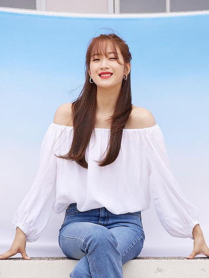 Bisa kamu tiru, Moon Ga Young tampil casual dalam balutan off-shoulder top lengan panjang yang dipadukan dengan jeans. Simpel namun tetap terlihat manis untuk gaya sehari-hari!/ Foto: instagram.com/m_kayoung