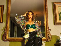 Gaya Kontroversial Nia Ramadhani Pakai Bra Latex dengan Kemeja Terbuka