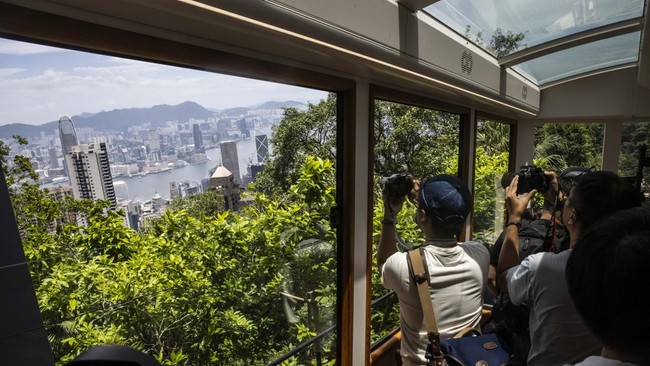 FOTO: Hong Kong Buka Kembali Wisata Peak Tram, Kereta Tercuram Dunia