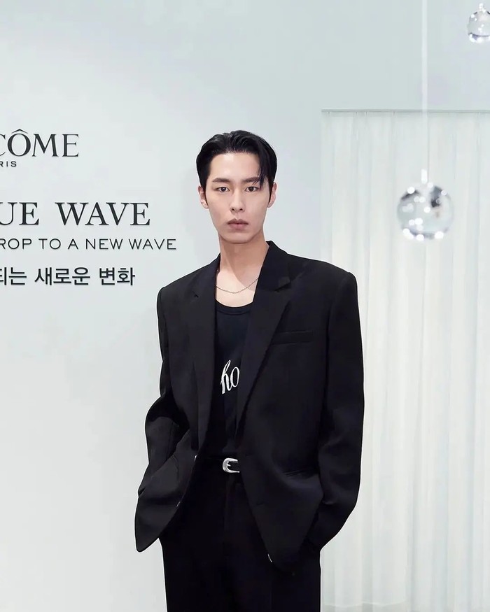 Pemeran utama Alchemy of Souls, Kim Jae Wook tak kalah tampil stylish dengan kaus hitam yang dibalut oleh setelan jas. Selain itu, aksesoris berupa kalung perak dan ikat pinggang menyempurnakan penampilan memukaunya./ Foto: instagram.com/dispatch_style