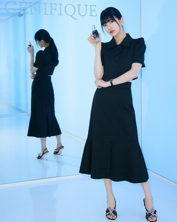 Penampilan anggun dan manis Bae Suzy dalam balutan midi dress hitam di dalam event Lancome ini sukses menjadi sorotan utama karena visualnya yang terlihat seperti karakter AI di dunia nyata./ Foto: instagram.com/dispatch_style