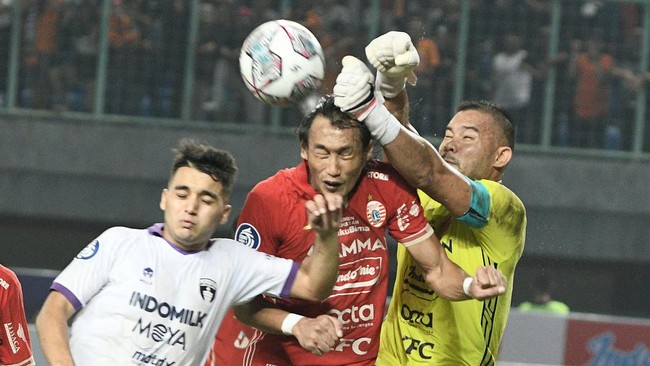 Andritany Ardhiyasa tampil dengan dua wajah saat Persija Jakarta takluk 1-2 dari Rans Nusantara FC di Stadion PTIK Jakarta pada Rabu (21/6) malam.
