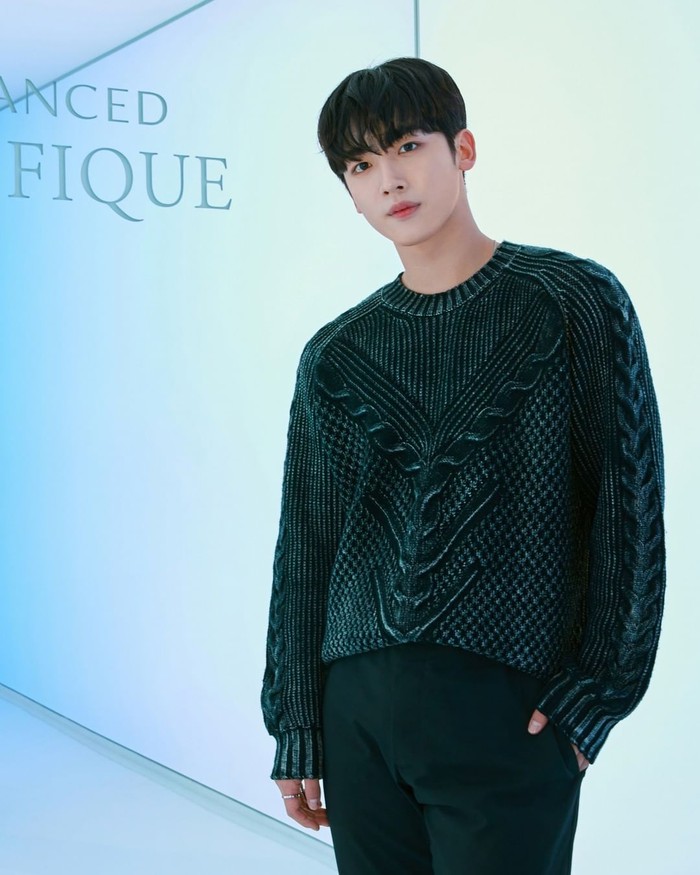 Perwakilan member boy group yang hadir di event besar ini adalah Kim Yo Han dari WEi. Kim Yo Han tampil kece layaknya boyfriend material dengan pakaian sweater dan celana hitam formal./ Foto: instagram.com/dispatch_style