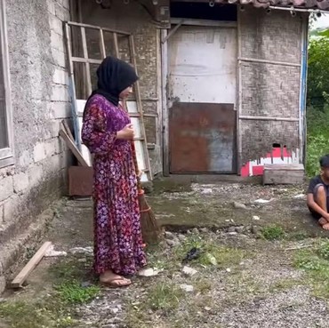 7 Penampakan Rumah Farel Prayoga Sebelum Direnovasi, Pintu dari Triplek