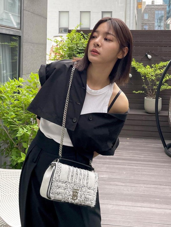 Seol In Ah menampilkan gaya off-shoulder yang cukup unik nih, Beauties. Ia mengkreasikan black shirt-nya menjadi outer yang memamerkan bagian bahu, dipadukan dengan inner tank top berwarna putih. Tertarik mencoba gaya aktris yang satu ini?/ Foto: instagram.com/_seorina