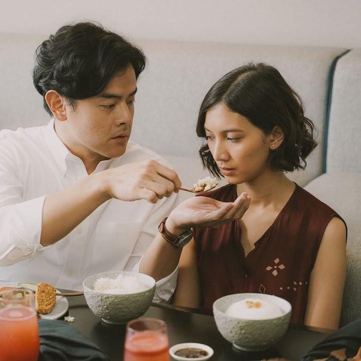 <p>Disebut Sheila, proses syuting series ini berjalan selama dua bulan dan sangat menyenangkan. "Sungguh perjalanan panjang yang menyenangkan di #YangHilangDalamCinta karya bersama @yndlaurens dan semua teman2 cast, 2 bulan lebih terkurung bersama, tapi setiap harinya selalu hepiiiii karna makanan enak2 deket lokasi HEHEHEHEHHEHE," katanya. (Foto: Instagram @sheiladaisha)<br /><br /><br /></p>