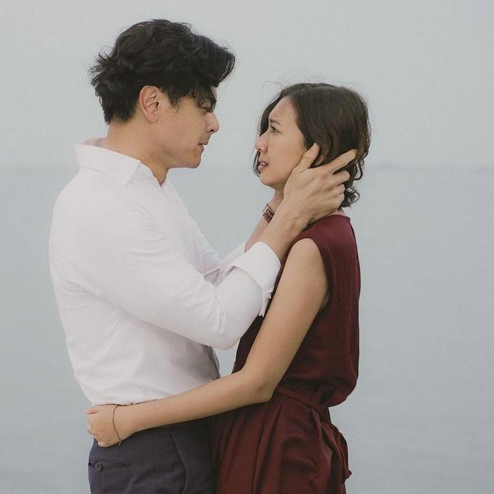 <p>Saat ini, web series <em>Yang Hilang dalam Cinta</em> sedang menjadi perbincangan, Bunda. Diperankan oleh Dion Wiyoko dan Sheila Dara, ternyata banyak <em>netizen</em> yang baper saat menontonnya, lho.(Foto: Instagram @sheiladaisha)<br /><br /><br /></p>
