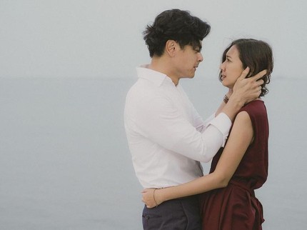 Bikin Baper! 7 Potret Dion Wiyoko & Sheila Dara di Web Series Yang Hilang dalam Cinta