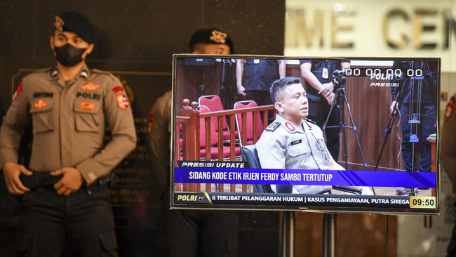 Irjen Ferdy Sambo resmi dijatuhi sanksi pemecatan dalam kasus pembunuhan Brigadir Yosua Hutabarat yang merupakan ajudannya sendiri.