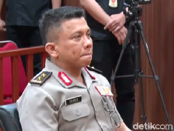 Tampang Irjen Ferdy Sambo Saat Jalani Sidang Etik