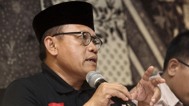 Ketua Indonesia Police Watch (IPW) Sugeng Teguh Santoso meminta masyarakat tidak takut untuk mengkritik Polri.