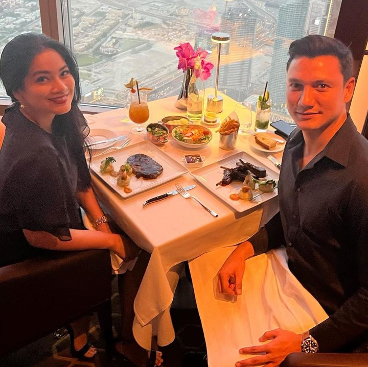 <p><em>So sweet</em> ya, Bunda. Kita doakan, semoga pasangan yang sudah dikaruniai 2 orang anak ini selalu langgeng dan bahagia selalu, ya. (Foto: Instagram @titi_kamall)</p>