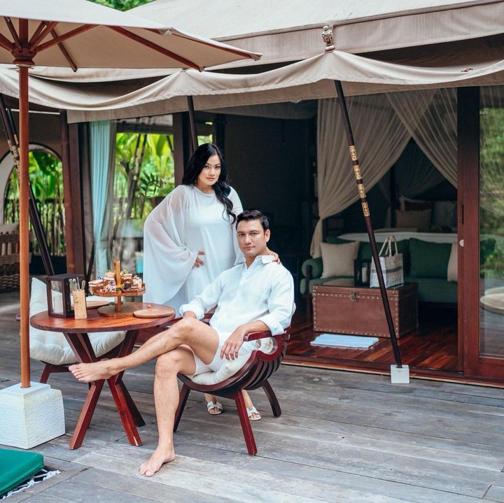 <p>Pernikahan mereka sudah berusia 13 tahun, Bunda. Ditambah dengan masa pacaran, pasangan ini sudah bersama selama 23 tahun, lho. (Foto: Instagram @titi_kamall)<br /><br /><br /></p>