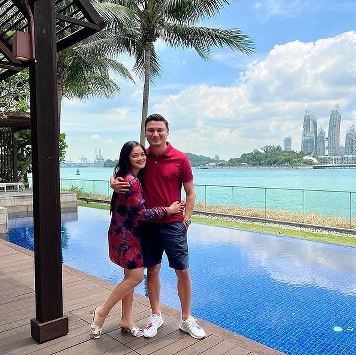 <p>Saat LDR-an, Titi dan Tian kerap berkirim surat. Salah satu surat terserbut pernah dibagikan Titi di media sosial Instagramnya. Dalam unggahan tersebut, Titi mengaku pernah bucin saat LDR dengan Tian. "Tiba-tiba nemu surat lainnya, kartu ucapan bday @csugiono ke-19, waktu baru jadian trus dia harus sekolah kesana, langsung LDR, ternyata aku pernah bucin pada masanya," tuturnya. (Foto: Instagram @titi_kamall)<br /><br /><br /></p>