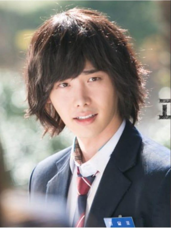 Namanya kian terkenal sebagai aktor, siapa sangka dulu Lee Jong Suk pernah tampil sebagai anak sekolah dengan rambut gondrong dalam drama Pinocchio (2014)./ Foto: kpopherald.com