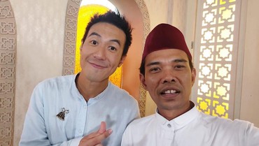 img-title Bertemu Ustaz Abdul Somad, Daniel Mananta Didoakan Mualaf