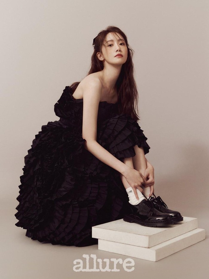 Yoona tampil elegan dan modis dalam balutan off-shoulder dress berwarna hitam. Sepasang loafer shoes hitam serta kaos kaki membuat penampilannya kian manis!/ Foto: instagram.com/yoona__lim