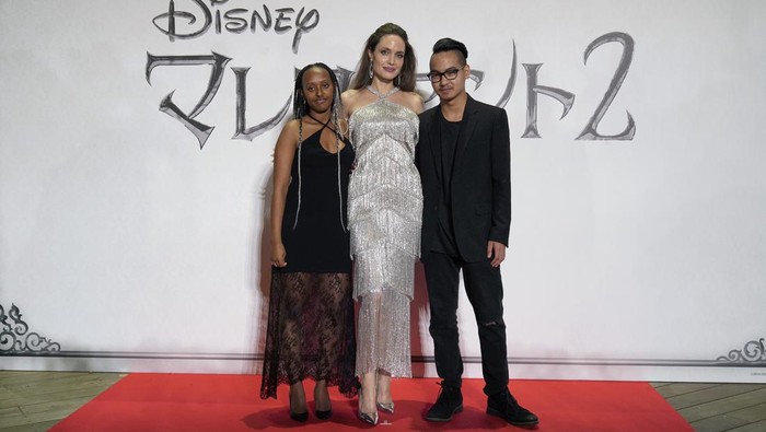 TOKYO, JAPAN - OCTOBER 03: (L-R) Zahara Jolie-Pitt, Angelina Jolie, and Maddox Jolie-Pitt attend the Japan premiere of 'Maleficent: Mistress of Evil' on October 03, 2019 in Tokyo, Japan. (Photo by Christopher Jue/Getty Images for Disney)
