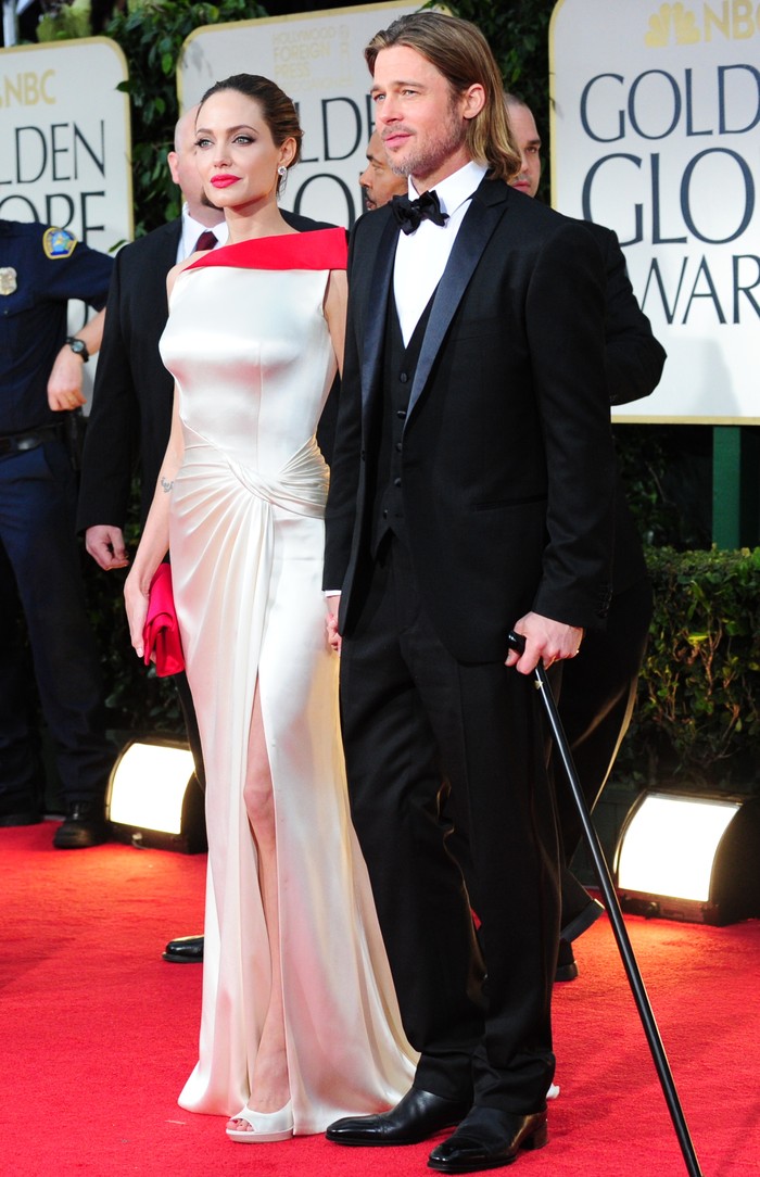 Gaya yang klasik ditampilkan keduanya di Golden Globe 2012. Angelina memakai gaun merah dan putih kreasi Versace. Dan Brad dengan rambut sebahunya mengenakan setelan jas. Kehadiran Brad yang memakai tongkat dikarenakan ia mengalami cedera karena terjatuh kala menggendong putrinya Vivienne.Foto: AFP via Getty Images/AFP