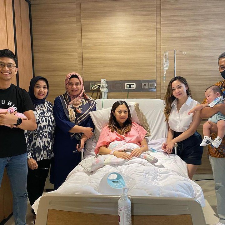 <p>Kabar bahagia datang dari keluarga artis Nikita Willy, adik kandungnya, Winona Willy baru saja melahirkan putri pertamanya pada Kamis, 25 Agustus 2022 pukul 06.24 WIB. (Foto: Instagram@yorafebrina)</p>