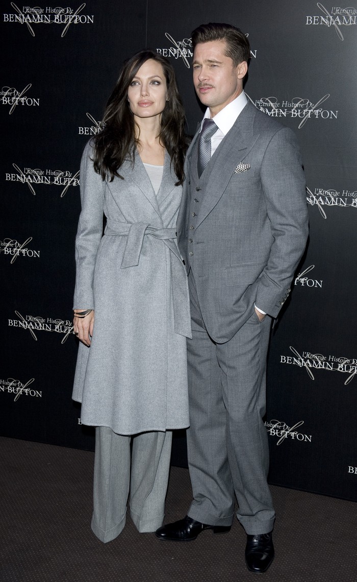 Angelina Jolie juga rajin hadir menemani Brad di setiap pemutaran filmnya. Seperti saat premiere The Curious Case of Benjamin Button (2009) keduanya kompak memakai busana tailoring berwarna abu-abu. Foto: Corbis via Getty Images/Stephane Cardinale - Corbis