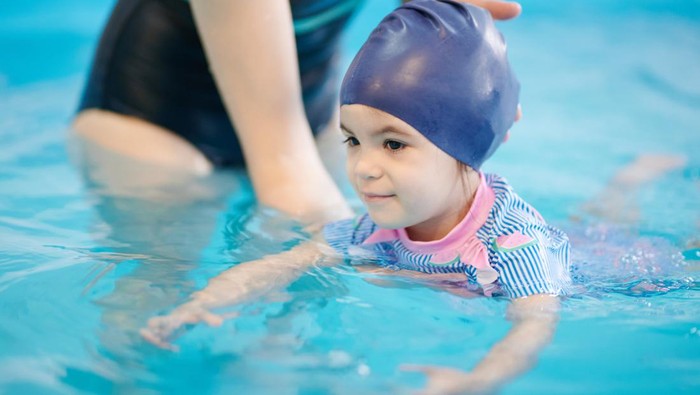Benarkah Berenang Bikin Anak Cepat Tinggi? Begini Penjelasan Dokter
