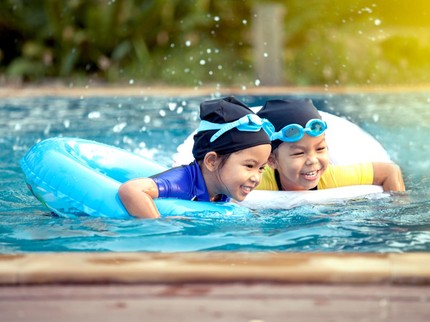 Benarkah Berenang Bikin Anak Cepat Tinggi? Begini Penjelasan Dokter