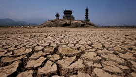 FOTO: Danau Air Tawar Terbesar di China Mengering