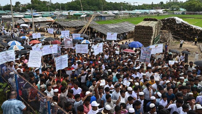 Para pengungsi Rohingya di Bangladesh menggelar demonstrasi dalam rangka peringatan lima tahun tragedi genosida di Myanmar yang membuat mereka kabur.