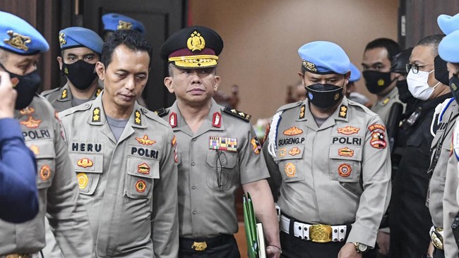 Polri buka suara soal alasan Ferdy Sambo masih mengenakan seragam lengkap usai menerima sanksi pemecatan pada sidang etik.