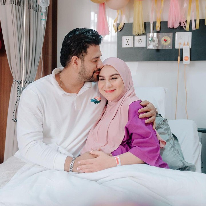 <p>Bella terlihat ditemani sang suami Ammar Zoni nih Bunda sesaat sebelum persalinan. Keduanya selama ini memang selalu terlihat harmonis dan saling menguatkan di setiap kondisi. (Foto: Instagram @_irishbella_)</p>