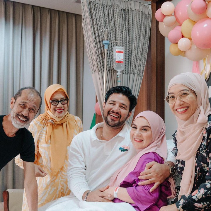 <p>Selain Ammar, terlihat juga lho keluarga Bella yang setia mendampinginya. Akhirnya Bella melahirkan putri kecilnya lahir tepat pada pukul 8.49 WIB. pada 23 Agustus kemarin.(Foto: Instagram @_irishbella_)</p>