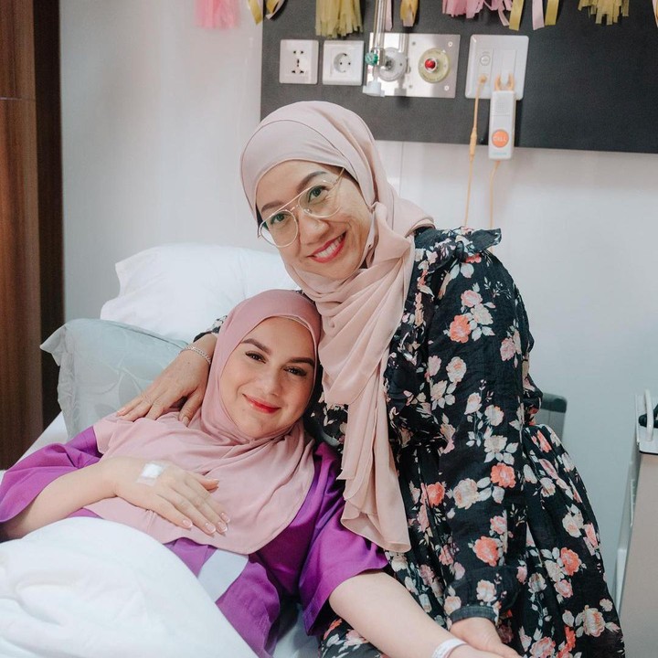 <p>Terlihat juga sang ibunda, Susanti Arifin, yang hadir menemani putrinya. Kehadiran ibunda sepertinya membuat Bella tampak tenang sesaat sebelum bersalin ya, Bunda. (Foto: Instagram @_irishbella_)</p>