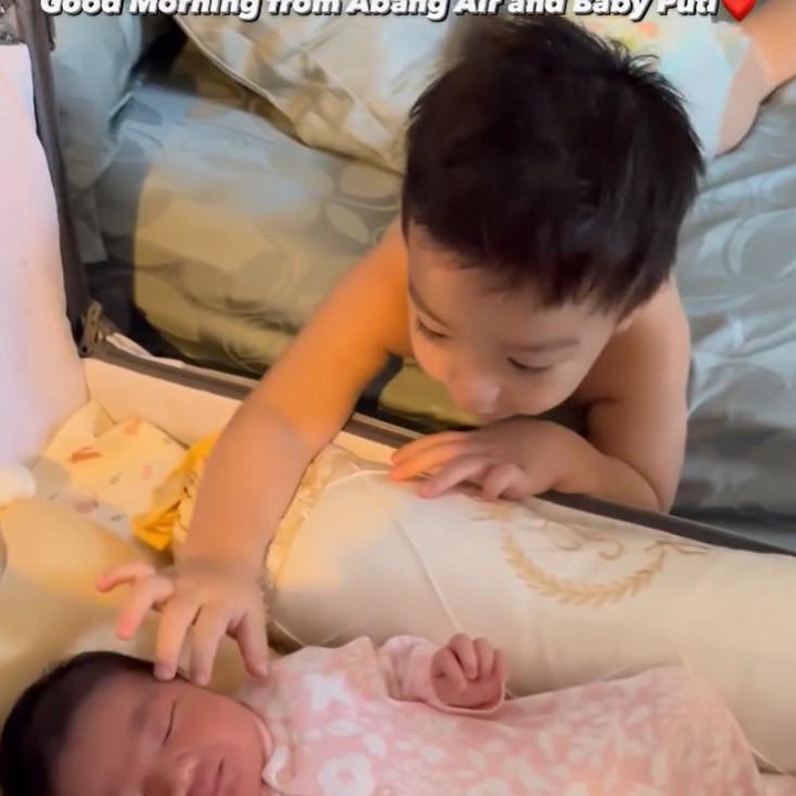 <p>Air Rumi resmi menjadi abang, nih Bunda. Bella pun langsung membagikan keakraban keduanya melalu instagram story. (Foto: Instagram @_irishbella_)</p>
