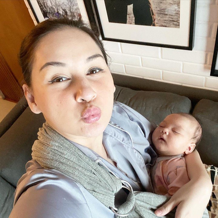 <p>Mengandung di usia 38 tahun, Mona Ratuliu alami mual dan muntah sepanjang hari dan diikuti dengan fisik yang lebih lelah. Mona Ratuliu melahirkan anak keempatnya, Numa Kamala Srikandi, pada 20 Mei 2020. Kehadiran Numa menjadi kejutan tak terduga bagi keluarga Mona Ratuliu, Bunda. Istri Indra Brasco ini ternyata tak pernah menyangka bisa hamil anak keempat di usia 38 tahun.(Foto: Instagram @monaratuliu)</p>