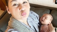 <p>Mengandung di usia 38 tahun, Mona Ratuliu alami mual dan muntah sepanjang hari dan diikuti dengan fisik yang lebih lelah. Mona Ratuliu melahirkan anak keempatnya, Numa Kamala Srikandi, pada 20 Mei 2020. Kehadiran Numa menjadi kejutan tak terduga bagi keluarga Mona Ratuliu, Bunda. Istri Indra Brasco ini ternyata tak pernah menyangka bisa hamil anak keempat di usia 38 tahun.(Foto: Instagram @monaratuliu)</p>