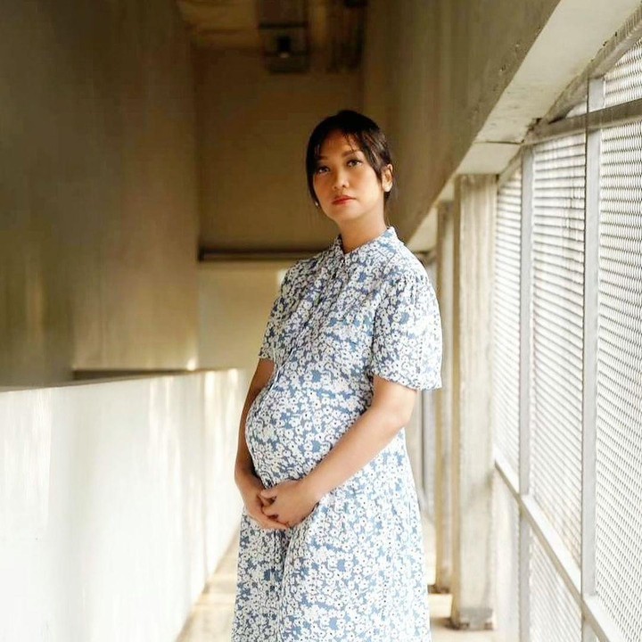 <p>Nola AB3 hamil di usia 43 tahun, lho Bunda. Melalui unggahan di laman Instagram, pemilik nama asli Riafinola Ifani Sari itu mengaku mengalami kekhawatiran jelang waktu kelahiran anak keempatnya. Hingga akhirnya ia memajukan tanggal kelahiran sang anak yang awalnya direncanakan akhir November atau awal Desember, menjadi Jumat 26 November 2021. (Foto: Instagram @riafinola)</p>