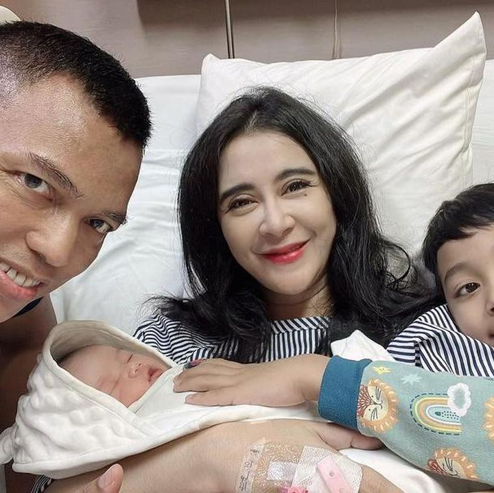 <p>Rafaizan Rakhan Athallah Pulungan, anak kedua Uut Permatasari yang hadir di usia ke-40. Pasca bersalin, ia harus hadapi kondisi kaki bengkak yang tidak dapat ditangani lantaran masih menyusui. (Foto: Instagram @uutpermatasari)</p>