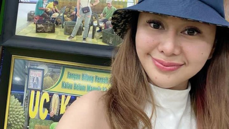 Aksi Denise Chariesta Saat Makan Nasi Padang hingga Bakso Gerobakan